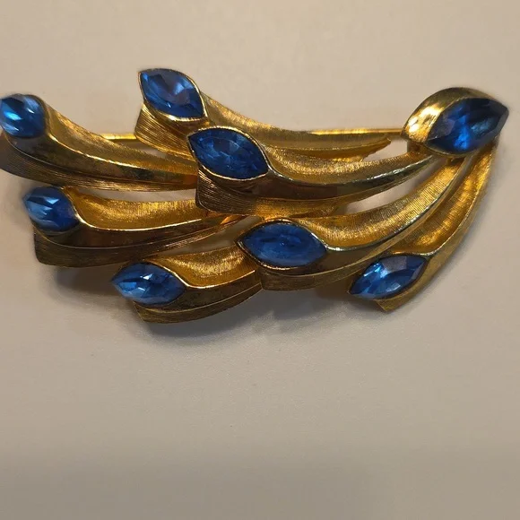 Vintage Kramer Elegant Gold Brooch with Blue Accents Crystals - Picture 3 of 6